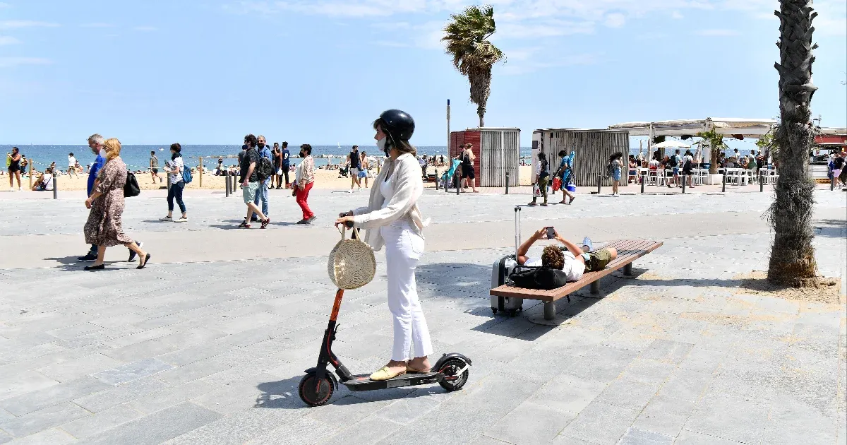 500 euróra büntethetik, aki elektromos rollerrel közlekedik a járdán – na, nem Budapesten