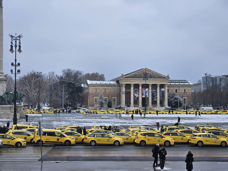 Újabb Boltos tüntetés taxi álca alatt – kép és videó galériával