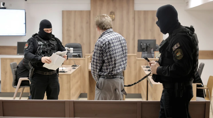 Újra bíróság elé állították a Teréz körúti robbantót, mert összeverte a zárkatársát – videóval
