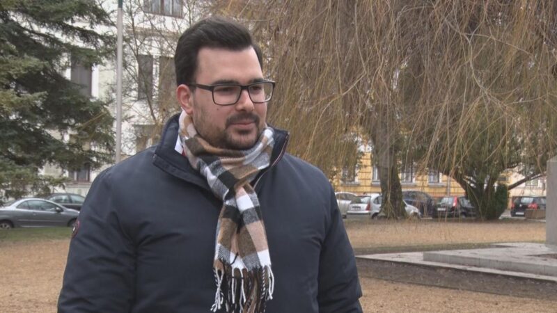 Újabb jobbikos tűnt fel Magyar Péter mellett