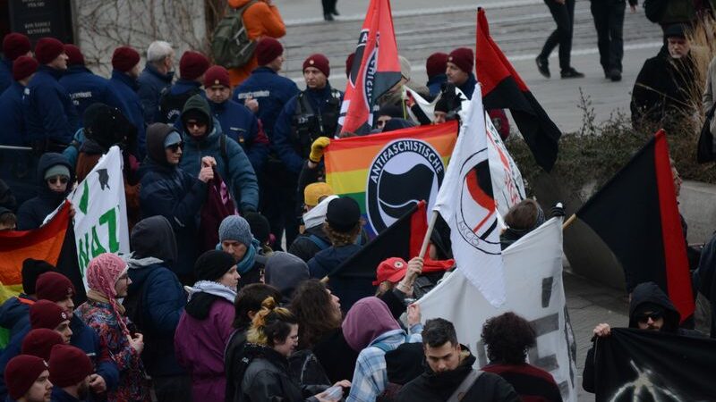 Balhé nélkül lezajlott a Becsület Napja, a Kitörés Túra és az antifa tüntetés is – galériával