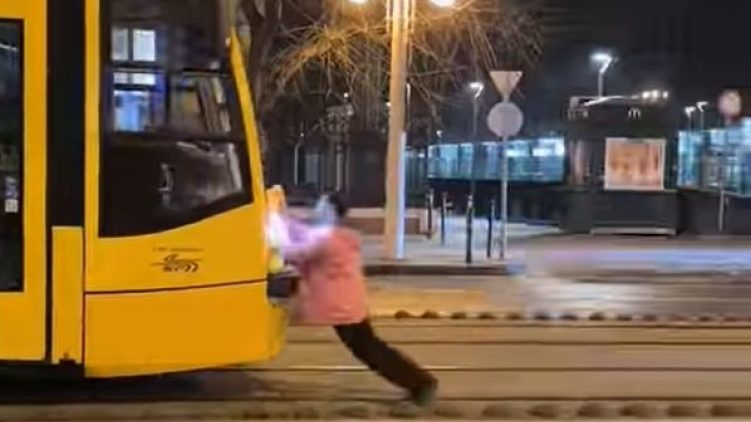 Kihallgatták Renátót, aki puszta kézzel akarta megállítani a 4-es, 6-os villamost