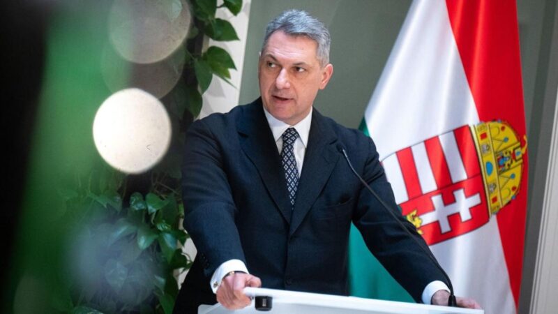 Lázár János beleszállt a Strabagba, amiért használhatatlan autópályát adtak át