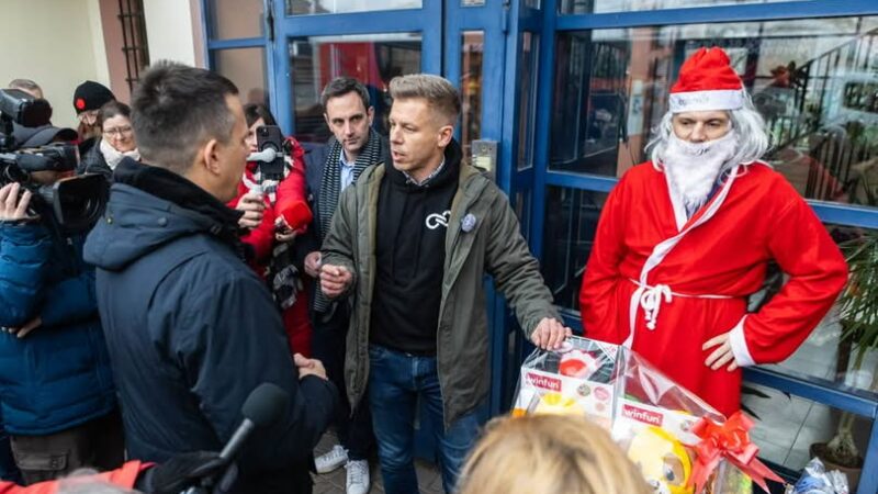 Magyar Péter nem adományoz, hanem hergel