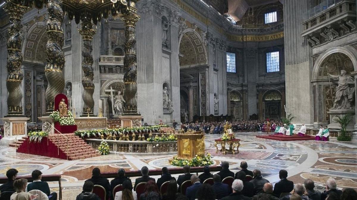 Felmászott a Szent Péter-bazilika főoltárára és elpusztított pár kandelábert egy román