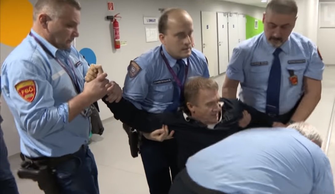 A jogerősen elítélt Varju László is leadta ajánlásait a márciusi, újpesti időközi választásra