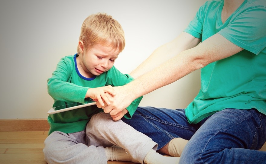 Autizmust és függőséget okozhat a gyerekeknél az okostelefon