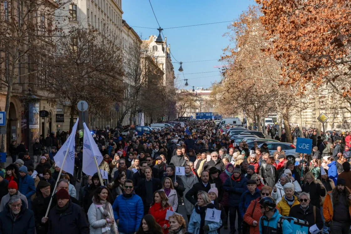 Demonstráltak a bírók az igazságszolgáltatás függetlenségéért