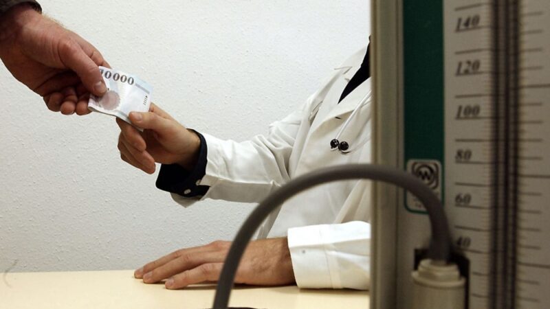 Elítéltek egy hálapénzt elfogadó nagykanizsai főorvost