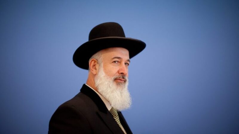Szeméremsértéssel gyanúsítják a volt askenázi főrabbit