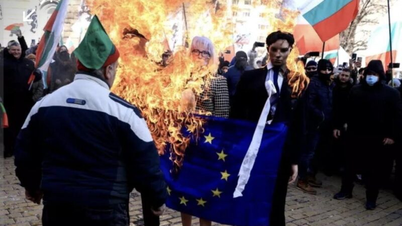 Az euró bevezetése ellen tüntetők Molotov-koktélokkal dobálták meg az EU szófiai képviseletét