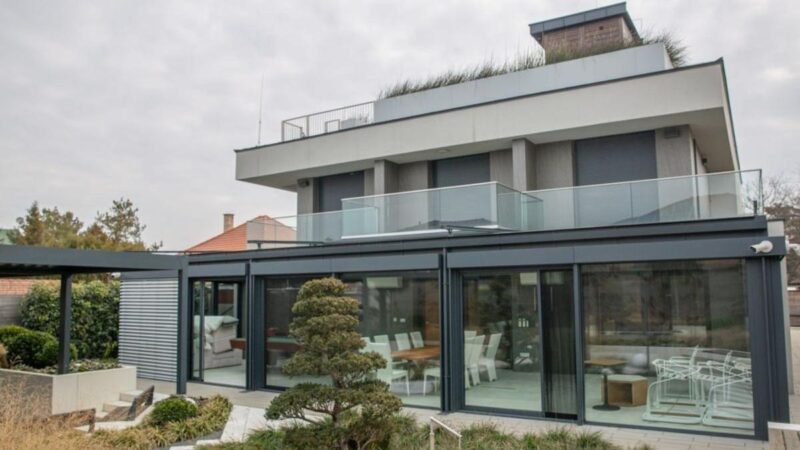 Pezsgőfürdő, moziterem, családi monogramos üvegcímer – ez Ruszin-Szendi Romulusz luxusvillája