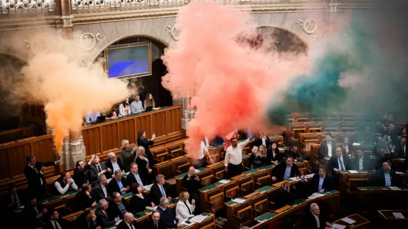 80 millióra büntette Kövér a momentumosokat, és kitiltotta őket a Parlamentből