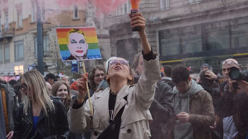 Tüntetés, Duna-átúszás, hídfoglalás – a tegnapi nap élményei képekkel és videókkal