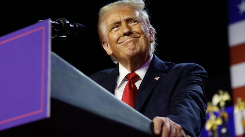 Trump megvonta a titkosszolgálati információkhoz való hozzáférést Joe Bidentől, Kamala Harristől és Hillary Clintontól is