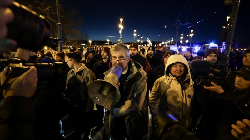 Feljelentés lett a vége Hadházy keddi illegális akciójának