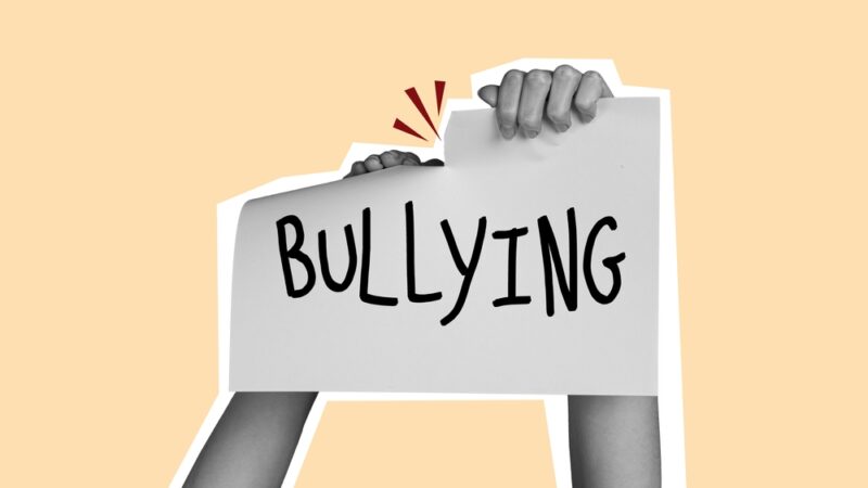 Véletlenül nekiment egy diáktársának a folyosón, a vécében kellett térdre ereszkedve bocsánatot kérnie