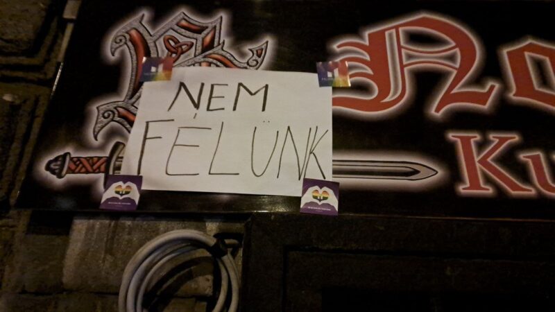 Megtámadták az erzsébetvárosi Momentum aktivistáját matricázás közben