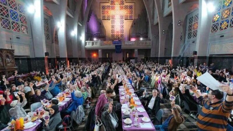 Katolikus templomban ünnepelnek a muszlimok, EU-s zászló alatt
