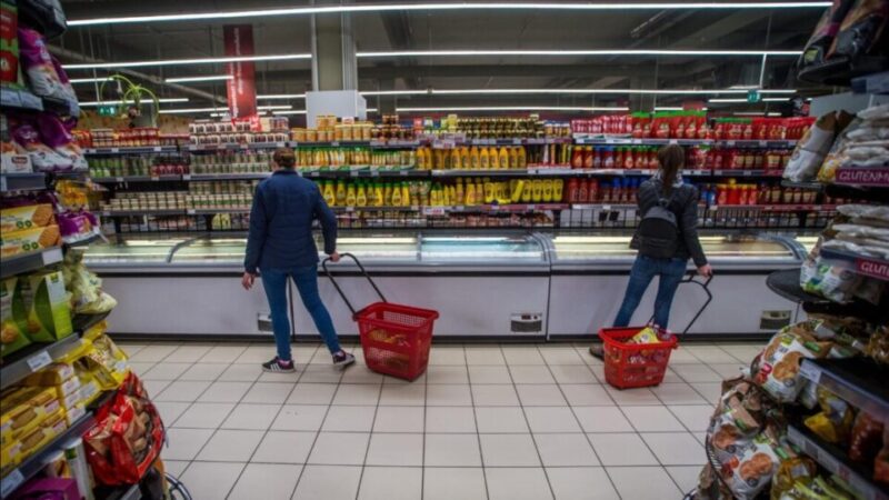 Ismét áremeléssel kompenzálják a boltok az árrésstopot