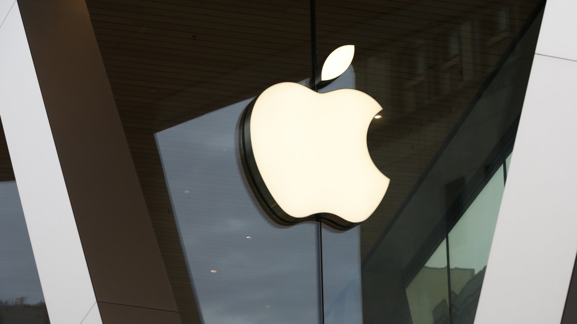 Bírsággal sújtotta az Európai Bizottság az Apple-t és a Metát