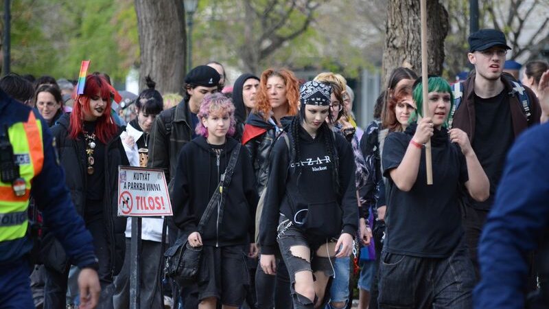 Anarchisták és antifák tüntetése – képekkel és videókkal