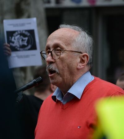 Egy bolt ellen tüntetett Niedermüller Péter