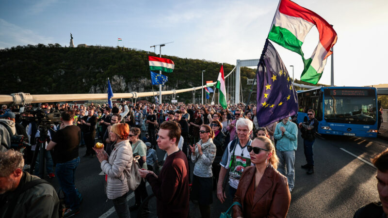 Nem adja fel Hadházy