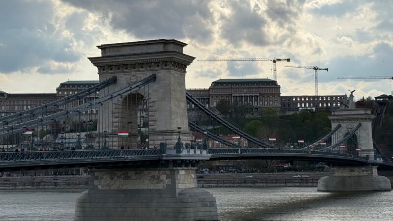 Letörték a Lánchídon az izraeli zászlókat – elfogták a külföldieket