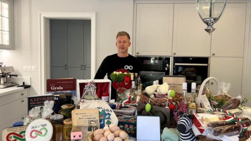 Magyar Péter büszke arra, hogy poloskát kapott a büdös szájú híveitől