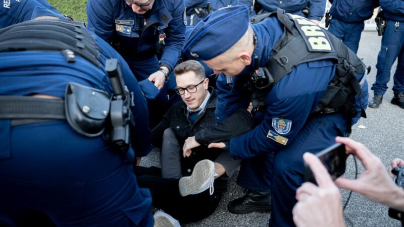 Nem unják még – most a Parlamentet akarja blokád alá venni a Momentum