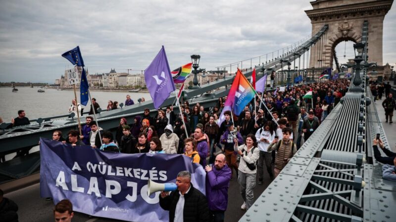 Megint tüntetett a Momentum – egy tüntetőt letepertek a rendőrök – képekkel, videókkal