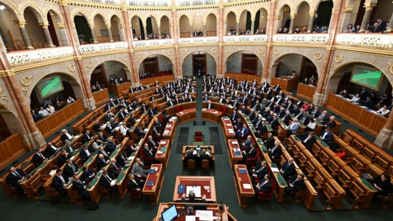 Az alaptörvény módosításáról dönt az Országgyűlés – rögzítik, hogy az ember vagy férfi, vagy nő