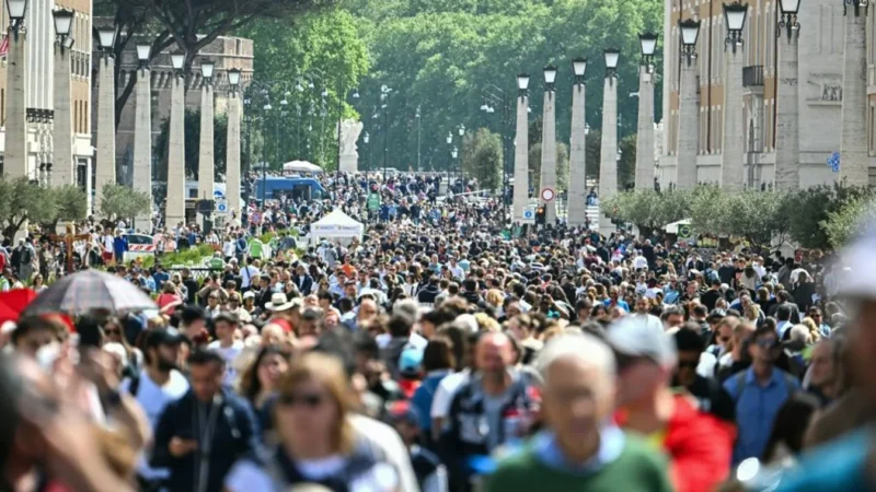 Róma városa elindult a Vatikán felé a pápa halálhírére