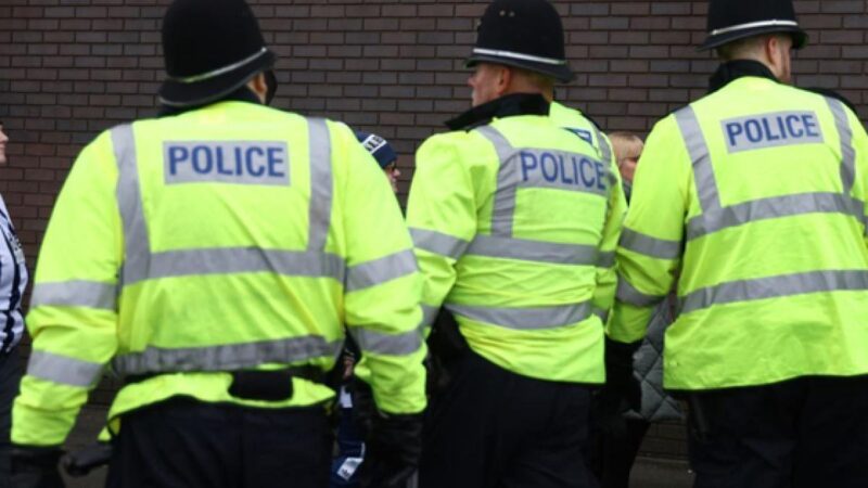 Az Egyesült Királyságban évi 12 ezer embert tartóztatnak le a hozzászólása miatt