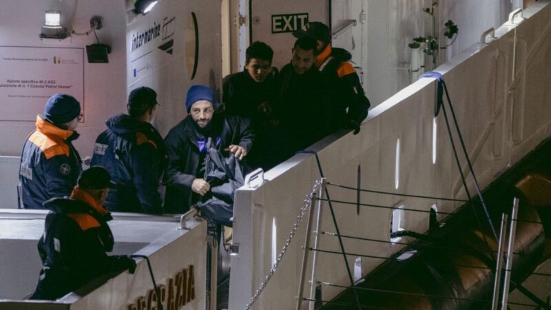 Felkelés tört ki az albániai migránstáborban