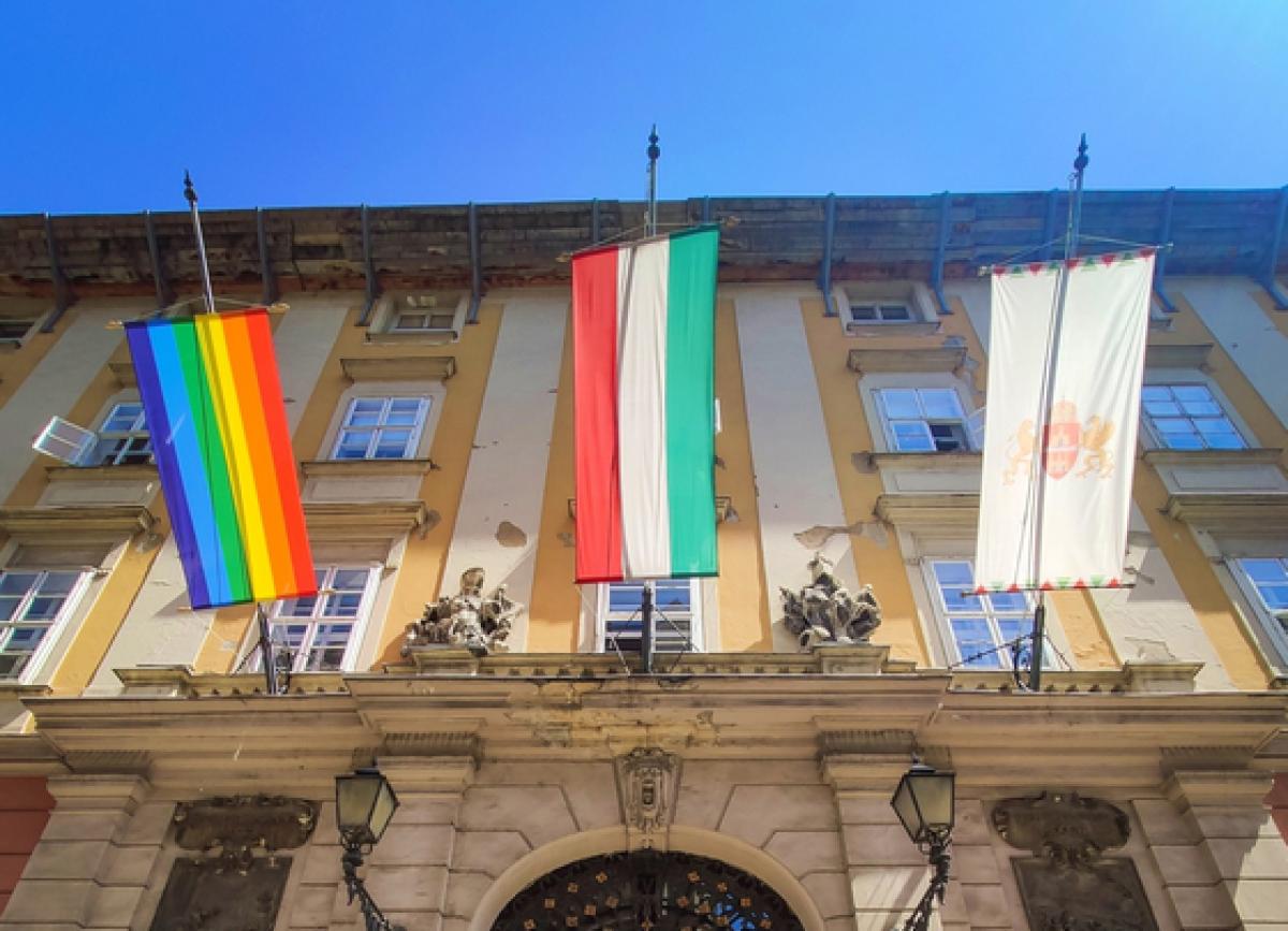 Megszavazták a szivárványos zászlók középületekre helyezésének tilalmát