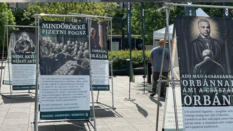 Ferenc pápa halála után néhány nappal vallásgyalázó plakátokkal kampányolnak Karácsonyék