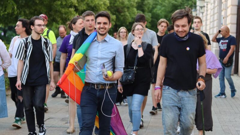 Adománygyűjtő drag queen show-t szervez a Momentum