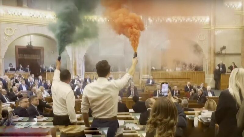 Büntetőeljárás indult a Parlamentben füstgyertyázó ellenzéki politikusok ellen