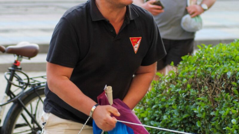 Kitépték a szivárványos zászlót a Momentum elnökének kezéből Debrecenben