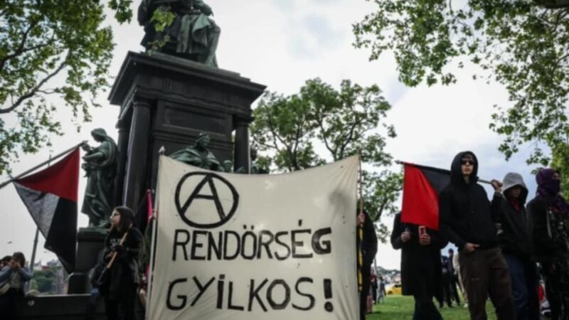 Néhány antifa meg liberális tüncizett a Széchenyi téren
