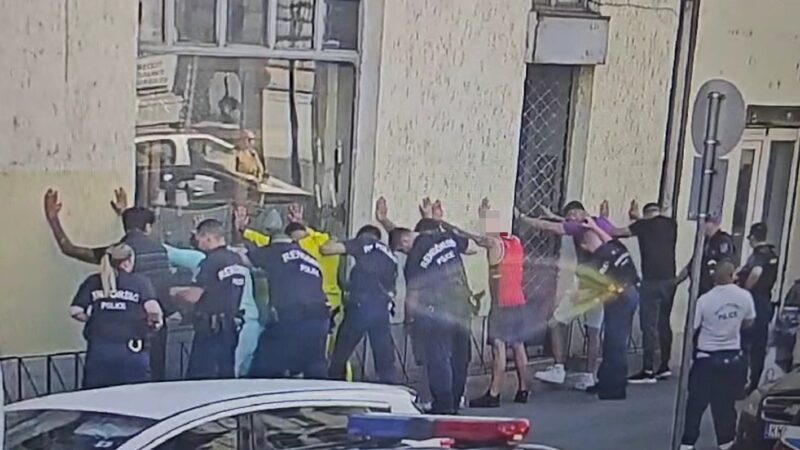 Tömegverekedés tört ki a Népszínház utcában: kést rántottak egy rendőrre, aki azonnal előhúzta a fegyverét