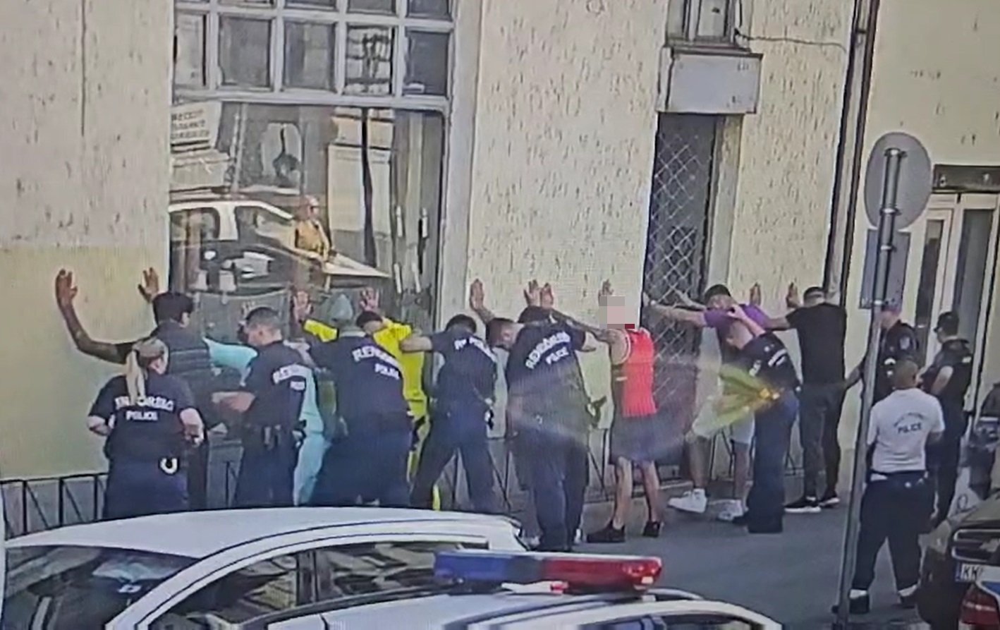 Tömegverekedés tört ki a Népszínház utcában: kést rántottak egy rendőrre, aki azonnal előhúzta a fegyverét