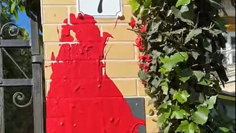 Tüntetést szervez a Momentum a Szuverenitásvédelmi Hivatalhoz  – már reggel is akcióztak