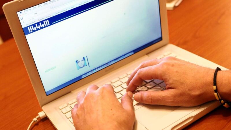 Jól fizet a külföld: Közel havi egymilliót visznek haza a 444 újságírói