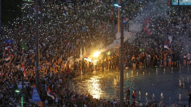 Véres összecsapások Belgrádban – több mint százezren követelték Vucsics távozását