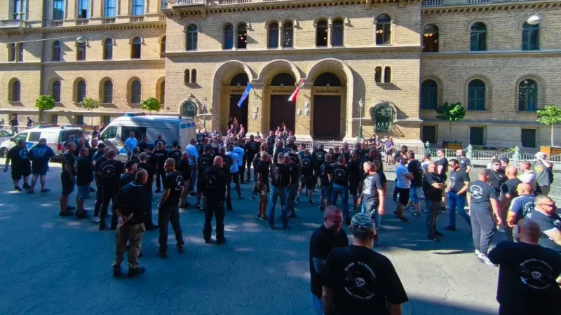 Ma is tüntettek az antifák a bíróság előtt – megjelent a Betyársereg is