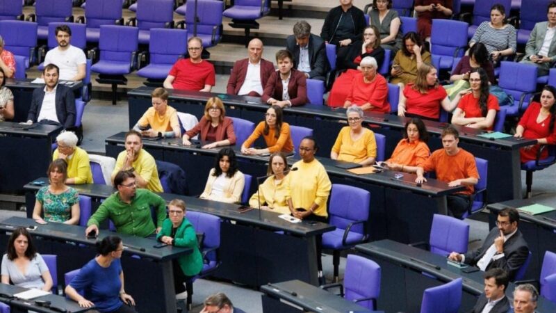 Szivárványnak öltöztek össze a Bundestag képviselői, hogy kiálljanak a homoszexuálisok mellett