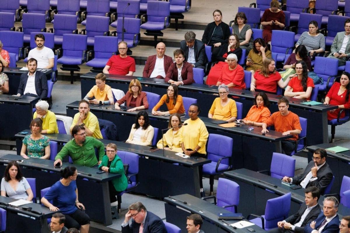 Szivárványnak öltöztek össze a Bundestag képviselői, hogy kiálljanak a homoszexuálisok mellett